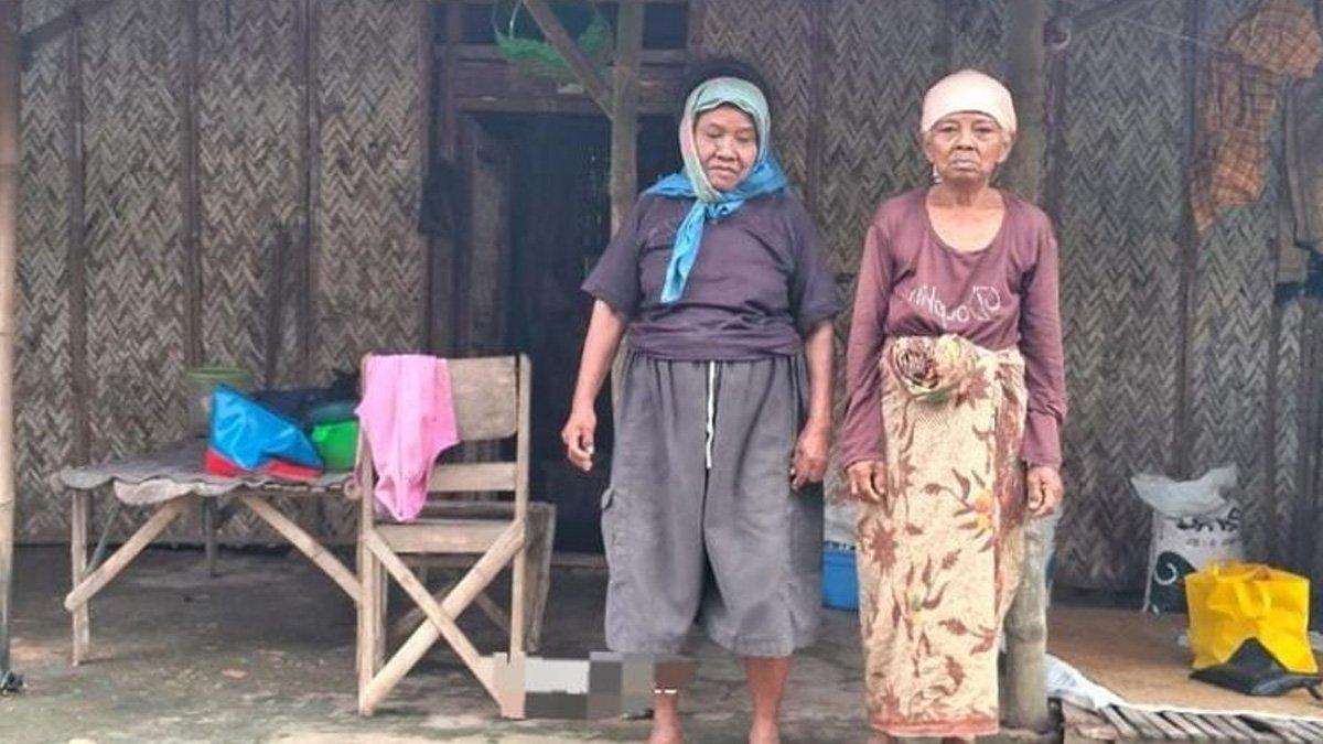 Dua orang nenek di Kabupaten Sumenep, Jawa Timur, bernama Hotipah (64) dan Putriya (70)