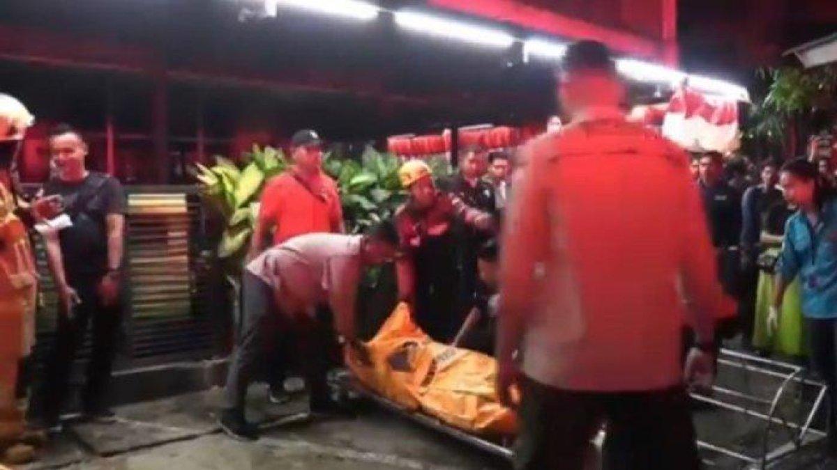 Dugaan penyebab kebakaran di sebuah hotel di Jalan Panglima Polim V, Kelurahan Melawai, Kecamatan Kebayoran Baru, Jakarta Selatan pada Kamis (17/8/2023), karena puntung rokok yang menyala?