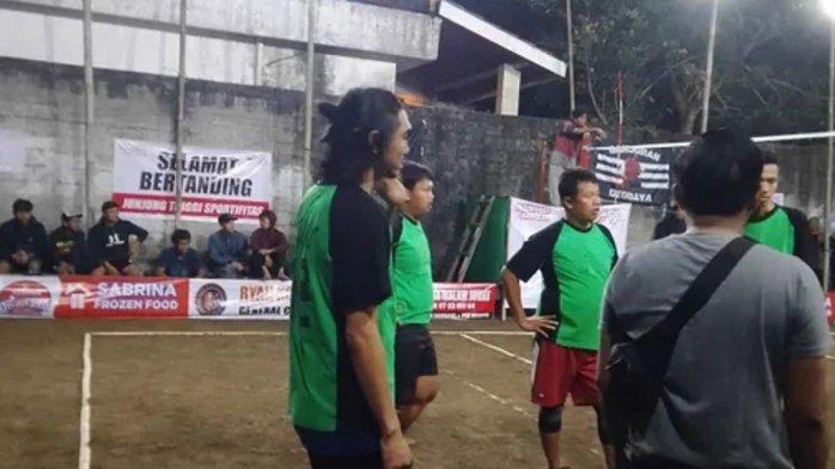 Duta Sheila on 7 ikut lomba voli bareng bapak-bapak kampung
