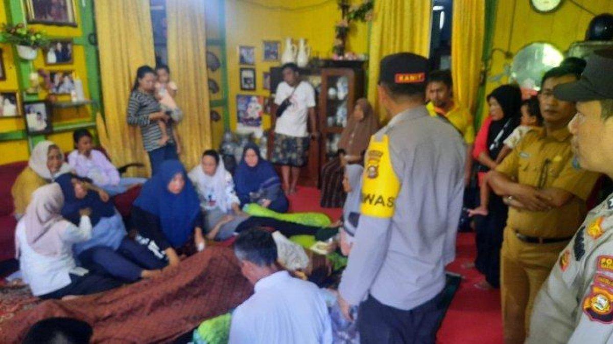 Dwi Lestari menangis di depan jenazah suaminya yang nekat bunuh diri