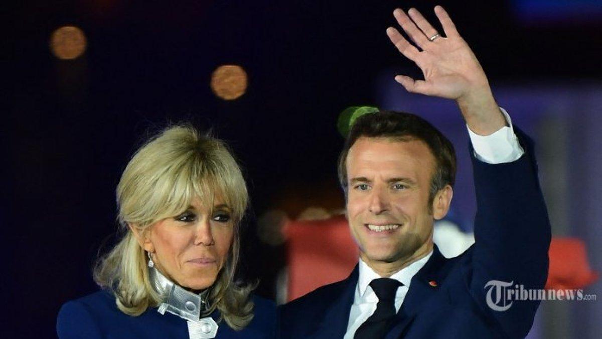 EMMANUEL BRIGITTE MACRON - Presiden Prancis dan kandidat partai La Republique en Marche (LREM) untuk pemilihan ulang Emmanuel Macron dan istrinya Brigitte Macron merayakan kemenangannya dalam pemilihan presiden Prancis, di Champ de Mars di Paris, pada 24 April 2022.