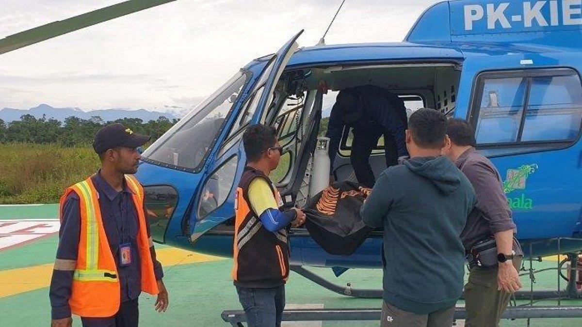 EVAKUASI - Proses evakuasi pendaki dari Puncak Gunung Cartenz Pyramid Timika, Papua Tengah Minggu (2/3/2025). Dikabarkan dalam rombongan pendaki ada penyanyi Fiersa Besari.