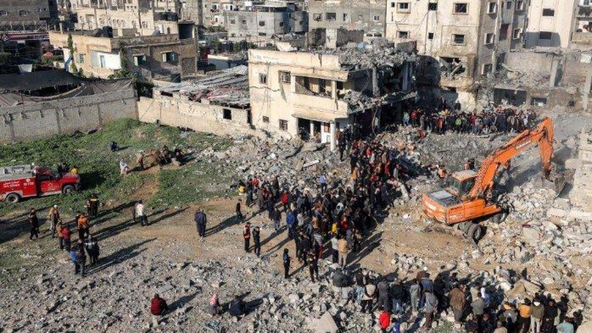 Ekskavator menggali puing-puing bangunan yang hancur akibat pemboman Israel di Rafah di Jalur Gaza selatan pada 19 Desember 2023 di tengah berlanjutnya pertempuran antara Israel dan kelompok militan Hamas.