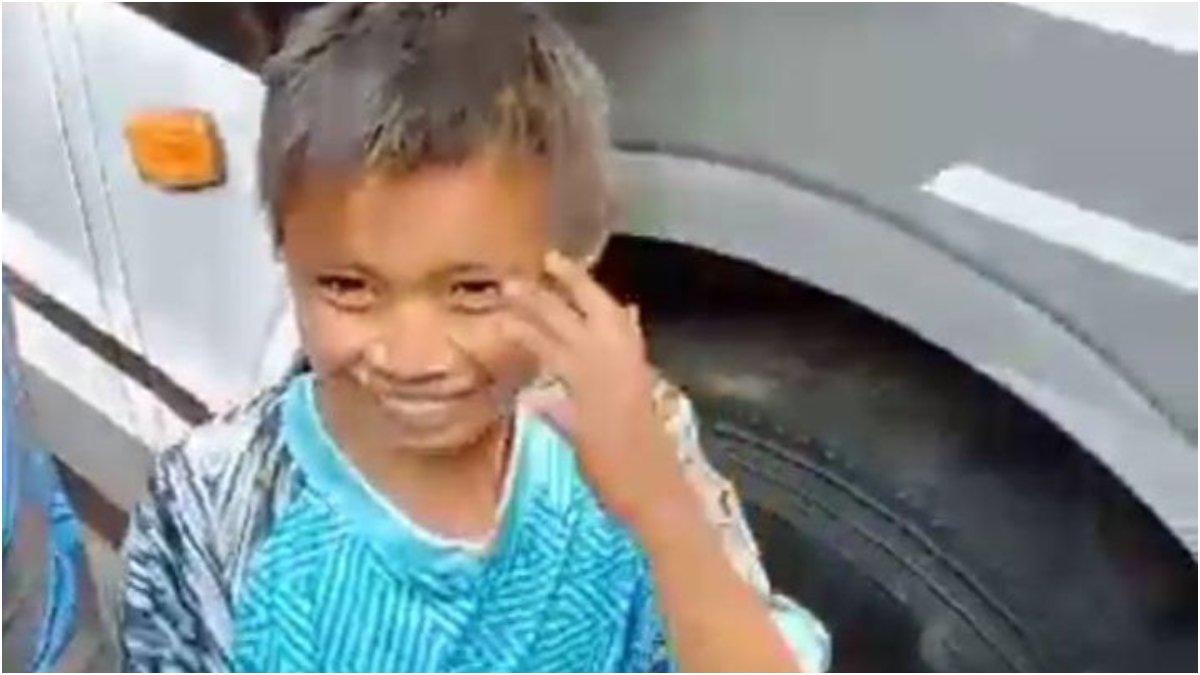 Ekspresi sang bocah usai diselamatkan saat kepalanya masuk ke dalam kolong ban mobil.