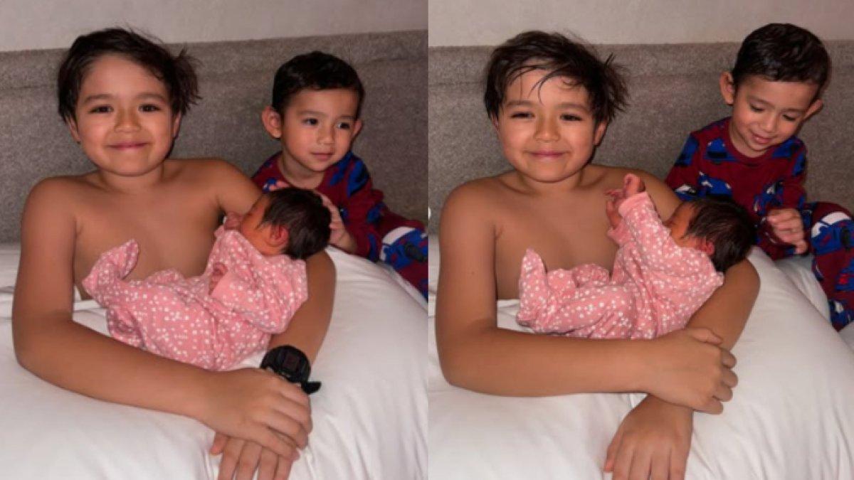 El Barack gendong adik bungsunya