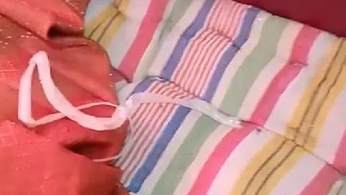 Eli temukan kulit ular di bawah sprei tempat tidur.