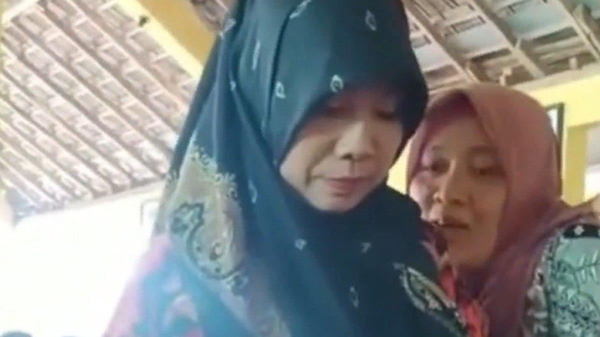 Emak-emak pakai gelang emas serenteng saat antre ambil bansos.