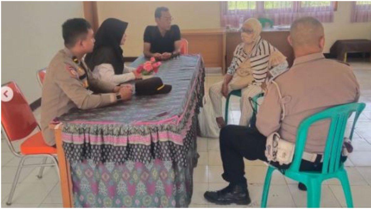 Emak-emak yang maksa minta sedekah diciduk polisi