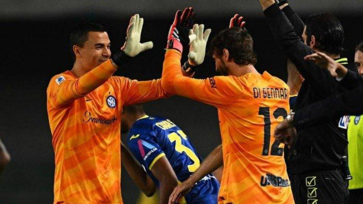Emil Audero Mulyadi (kiri) digantikan Raffaele Di Gennaro (kanan) pada pertandingan Liga Italia pekan 38 antara Hellas Verona vs Inter Milan di Stadion Marc'Antonio Bentegodi, Senin (27/5/2024). 