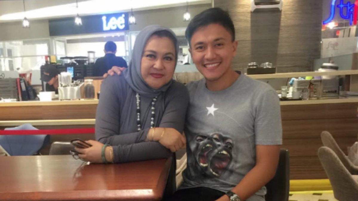 Emilia Contessa bersama Enrico Tambunan