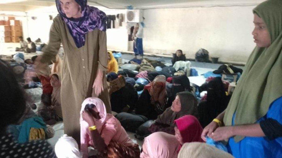 Emily, Senior Protection Officer UNHCR berkunjung ke lokasi penampungan Rohingya