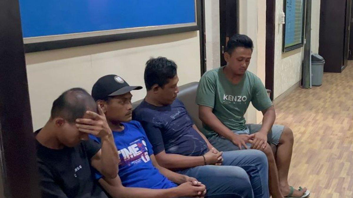 Empat orang dicurigai habis menggelar pesta sabu-sabu, diperiksa petugas dari Satresnarkoba Polres Mojokerto, Jawa Timur, Selasa (23/1/2024).