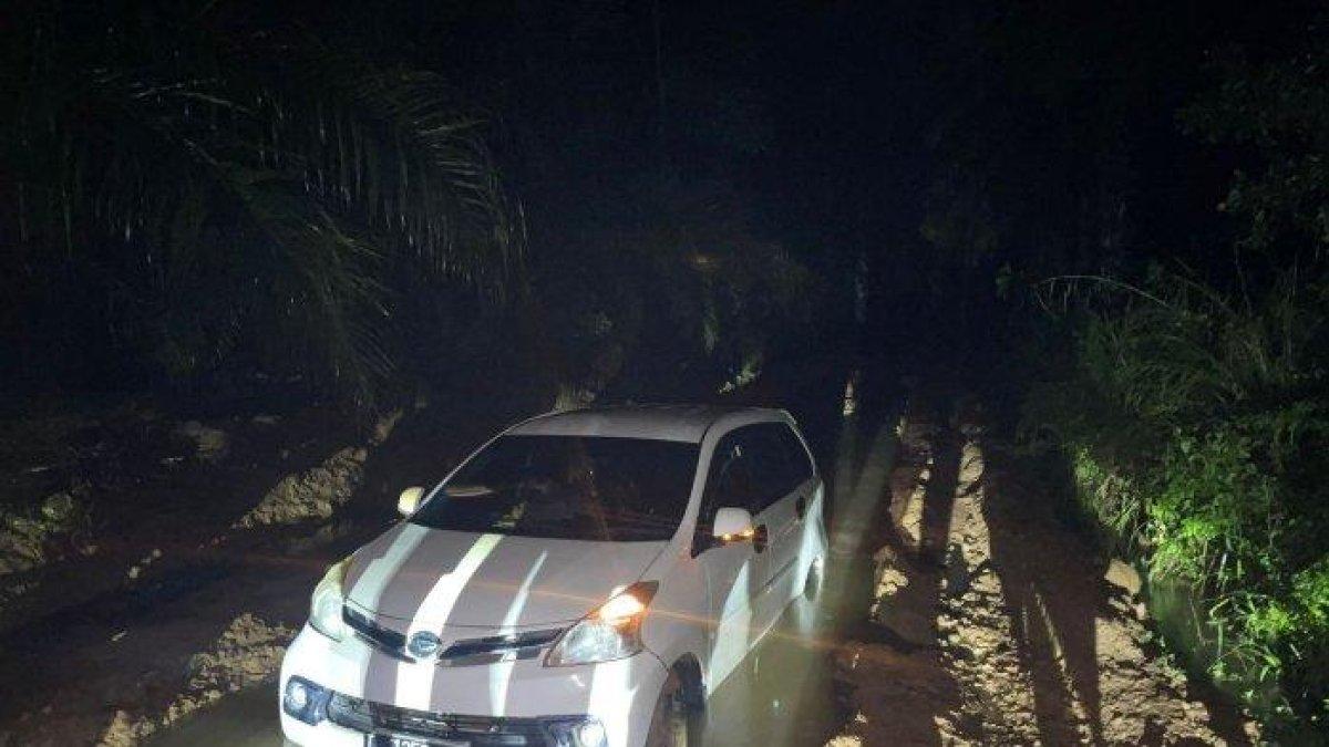 Mobil pemudik dari Kabupaten Solok, Sumatera Barat, yang terjebak jalanan berlumpur di Jalan Desa Limbur, Kecamatan Limbur Lubuk Mengkuang, Jumat (12/4) sekira pukul 21.30 WIB. Empat penumpang meninggal setelah mengirup gas beracun air conditioner (AC)