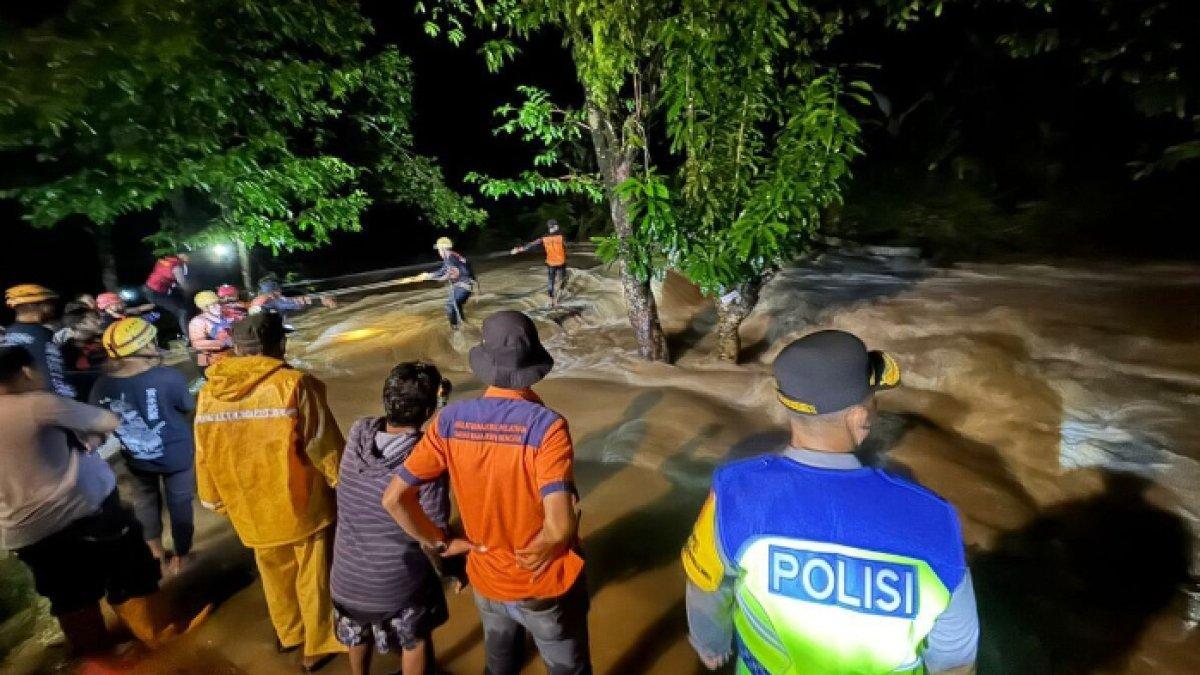 Enam orang mahasiswa Universitas Hasanuddin (Unhas) Makassar hanyut terbawa arus di Sungai Biseang La'boro (Bislap), Kabupaten Maros, Sulawesi Selatan (Sulsel), Kamis (23/1/2025) sore