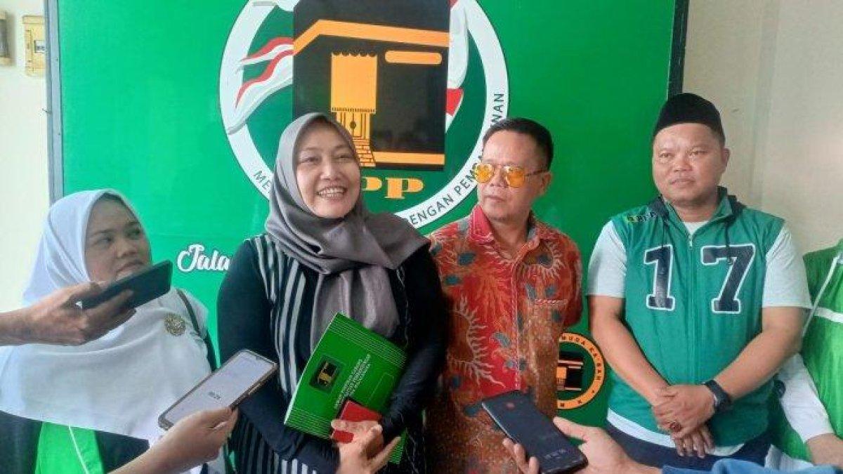Endah Hendrawati (kedua kiri) saat mendaftarkan diri di Sekretariat DPC PPP Kabupaten Majalengka