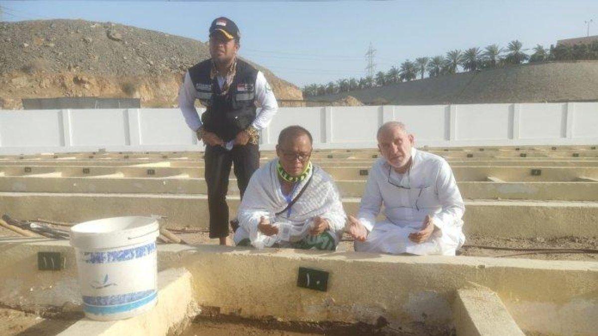 Endang Suherman pilu memandang makam istrinya