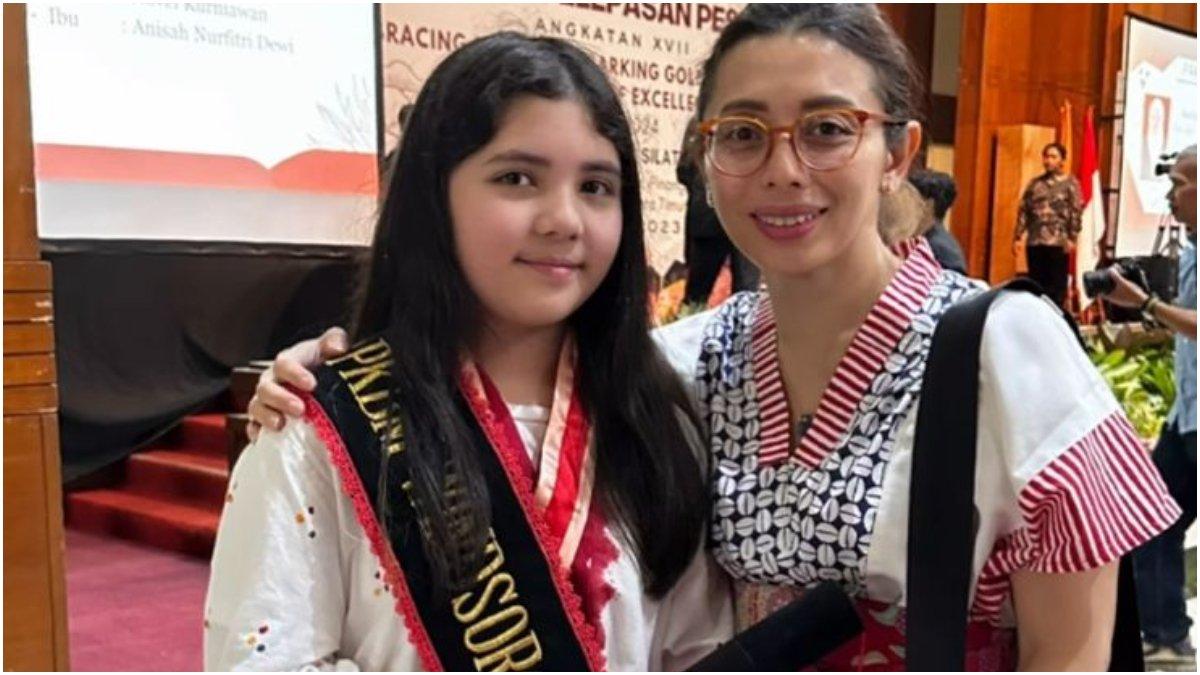 Eno Sigit menemani sang putri, Zaza wisuda.