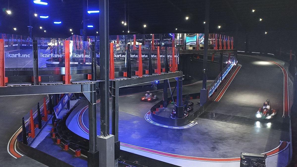 Suasana di dalam Kart.inc di Entertainment District di PIK 2, Kabupaten Tangerang, Banten, pada Jumat (25/4/2025).