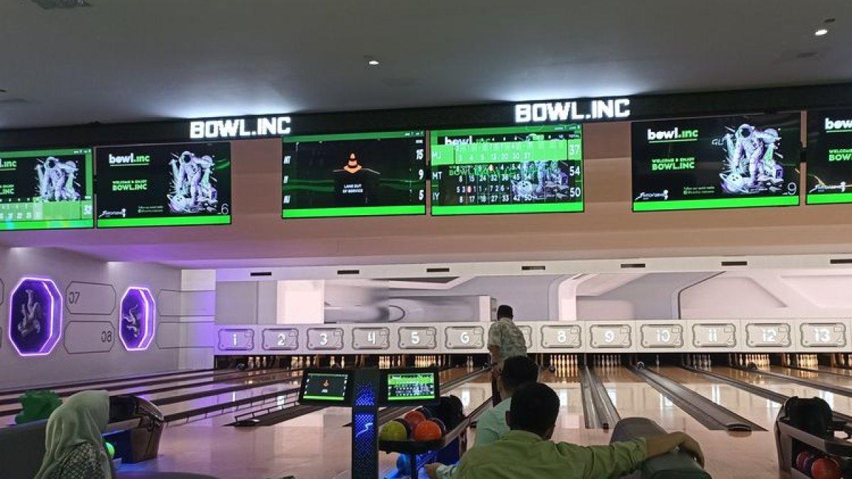 Suasana di dalam Bowl.inc di Entertainment District di PIK 2, Kabupaten Tangerang, Banten, pada Jumat (25/4/2025).