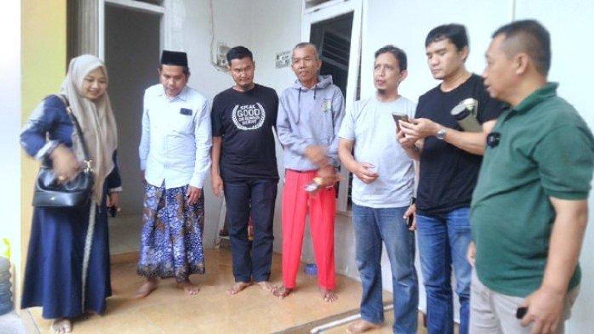 Biaya pengobatan Enuh ditanggung teman-temannya semasa kuliah.