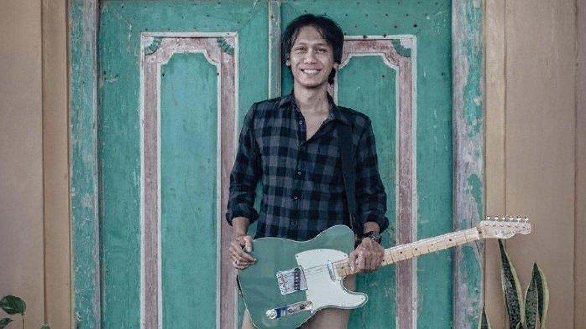 Eross Candra gitaris Sheila On 7 lelang koleksi gitar langka demi Palestina, laku Rp100 juta