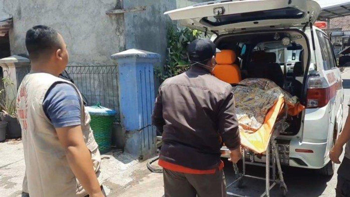 Evakuasi FY Jenazah yang ditemukan di Sumur rumah kosong