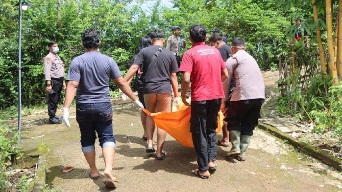 EVAKUASI--Aparat Polres Wonogiri jasad perempuan berinisial KM yang ditemukan sudah menjadi kerangka manusia di pekarangan rumah PHY di Desa Setren, Kecamatan Slogohimo, Kabupaten Wonogiri, Jawa Tengah, Senin (22/4/2024)