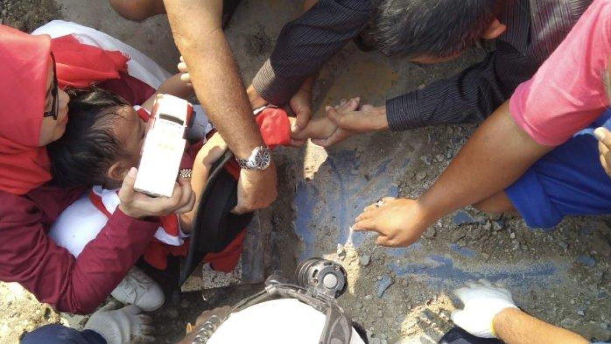Evakuasi kaki balita yang terjebak dalam lubang tiang net oleh petugas Damkar Kota Depok.