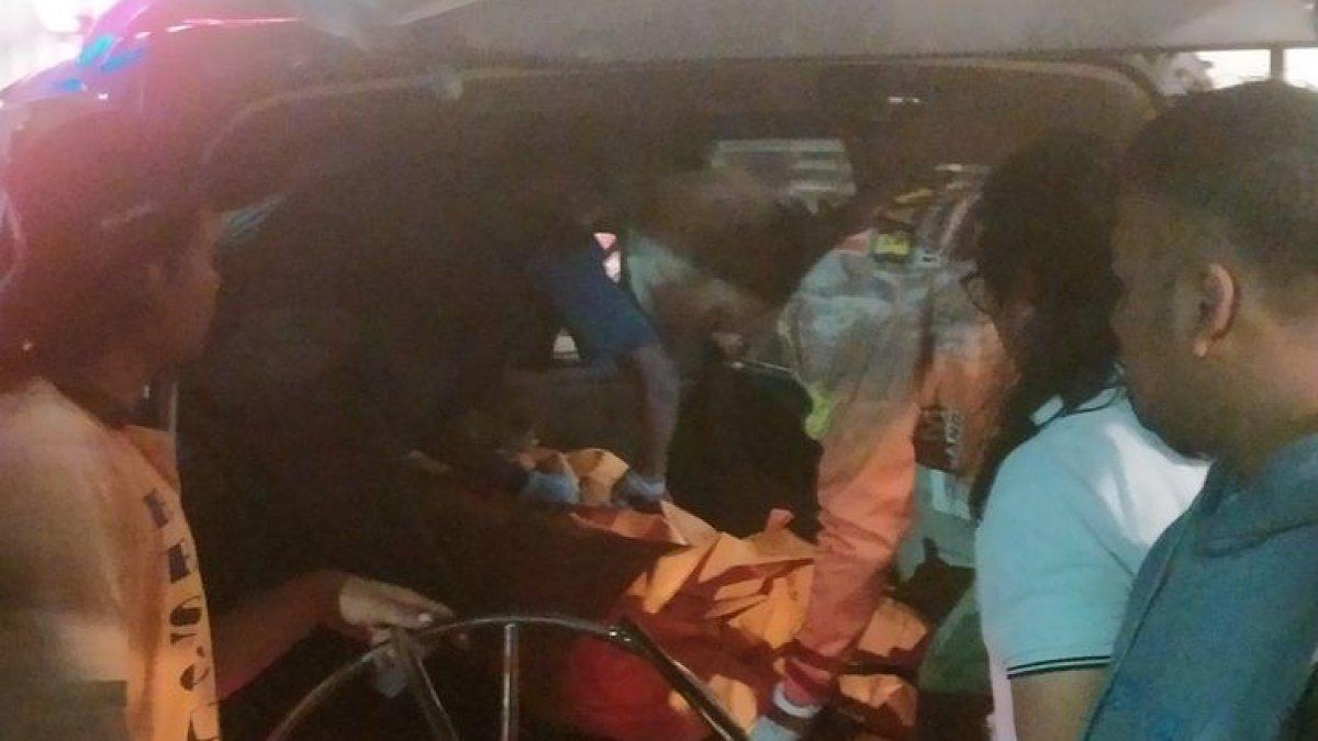 Evakuasi korban yang jatuh dari lantai empat Mall Paragon Semarang, Jawa Tengah pada Selasa (10/10/2023)