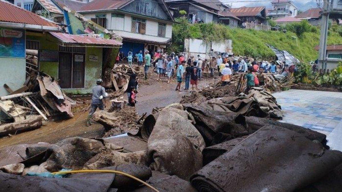 Evakuasi pasca banjir lahar dingin dan banjir bandang di Kabupaten Tanah Datar, Provinsi Sumatera Barat (Sumbar), Minggu (12/5/2024).