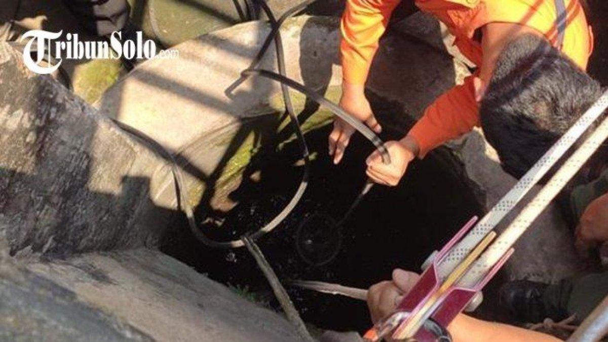 Evakuasi pengangkatan perempuan paruh bayat yang tercebur sumur di Desa Ngabeyan, Kartasura, Sukoharjo, Rabu (18/10/2023).