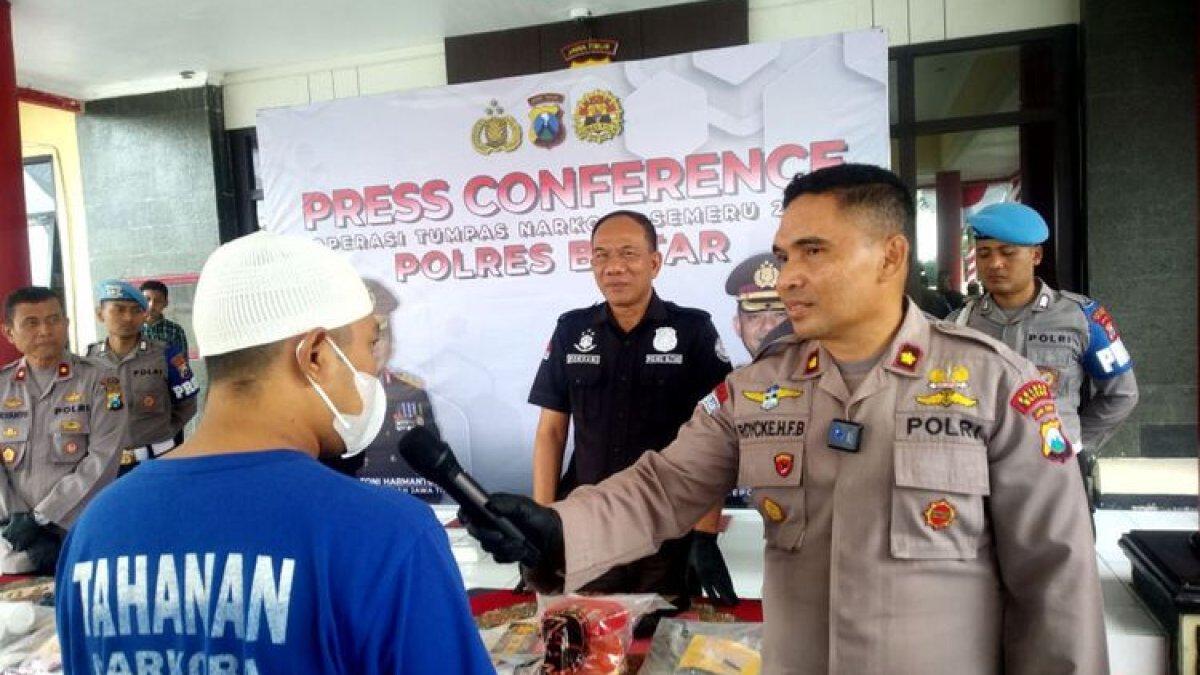 FM (33), pedagang bebek di Blitar yang ditangkap polisi karena kedapatan mengonsumsi sabu-sabu, menjawab pertanyaan wartawan pada konferensi pers di Mapolres Blitar, Kamis (31/8/2023).