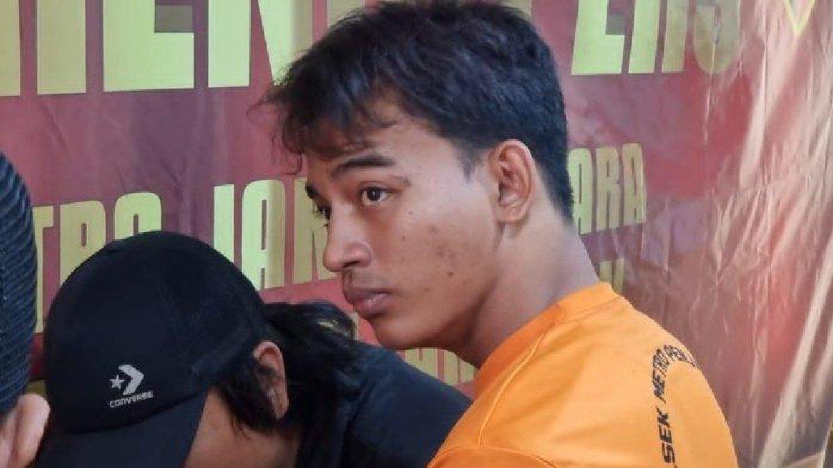 Fajar Nurrochman Utomo (20), tersangka penganiayaan dengan celurit berujung kematian di Luar Batang, Penjaringan, Jakarta Utara, ditangkap polisi.