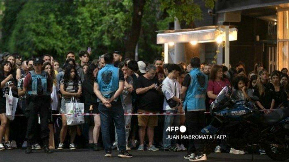 Fans Liam Payne menunggu di dekat hotel tempat tewasnya mantan personel One Direction ini di kawasang Buenos Aires, Argentina.