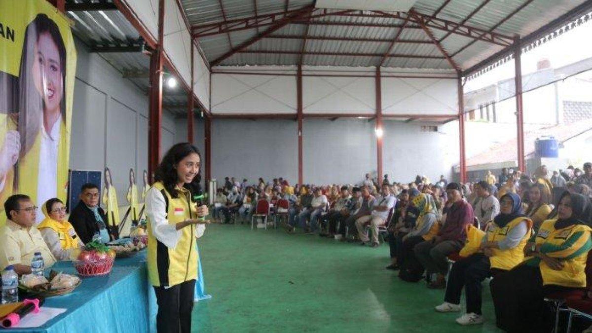Farah Savira, caleg DPRD DKI dari Partai Golkar yang juga merupakan lulusan kampus di Amerika Serikat saat bertemu dengan para relawannya.