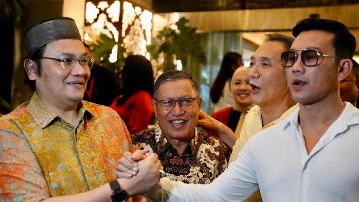 Farhat Abbas dan Denny Sumargo berdamai di hadapan Mensos