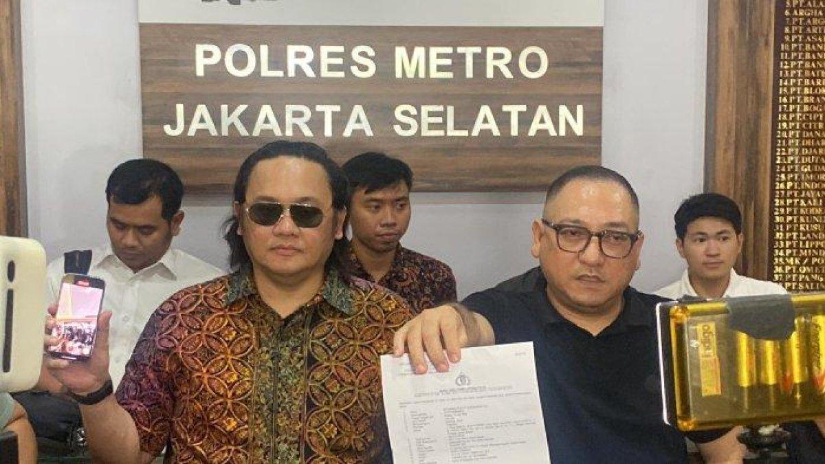 Farhat Abbas dan kuasa hukumnya, Krisna Murti memamerkan laporan polisinya terhadap Denny Sumargo di Polres Metro Jakarta Selatan, Kamis (7/11/2024).