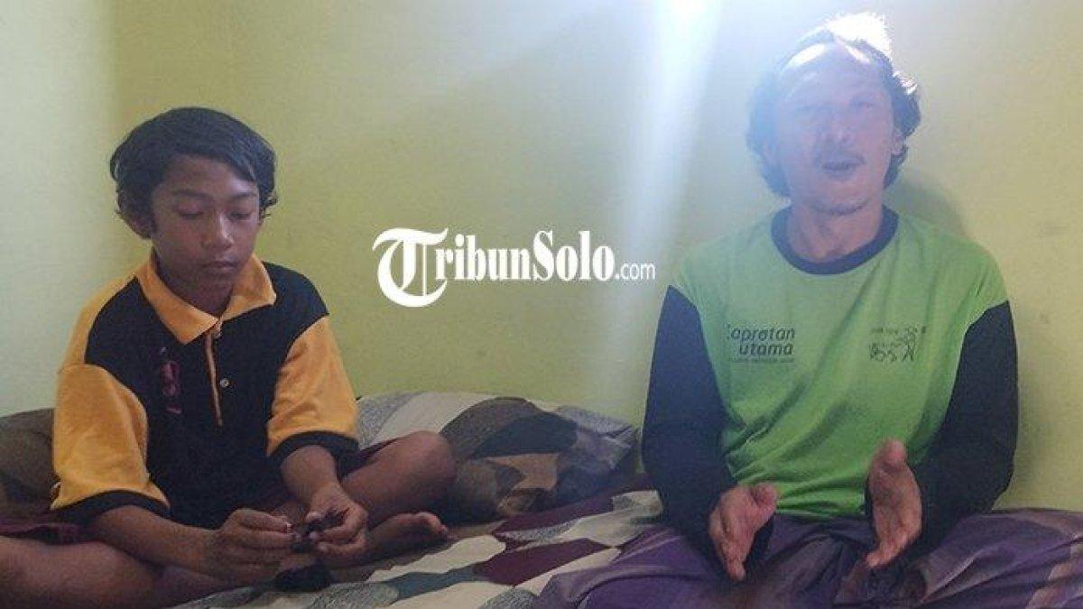 Faste Dwi Rohmantyawan (41) dan putranya yang masih Sekolah Dasar, Muhammad Ash Shoffani (12)