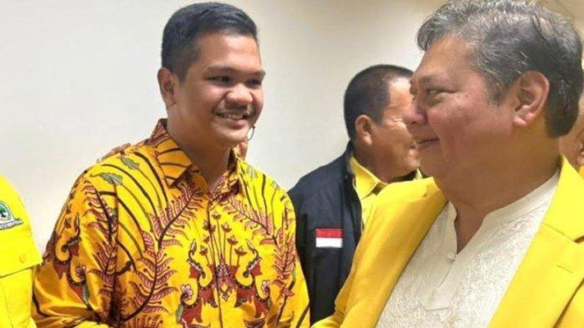 Fathul Fauzi Nurdin (kiri) bersalaman dengan Ketua Umum Partai Golkar Airlangga Hartarto