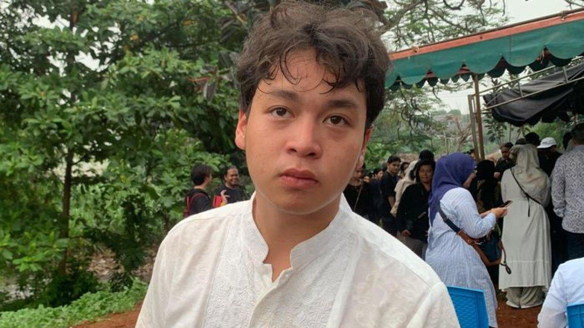 Fatih Unru, putra mendiang aktor Yayu Unru di pemakaman ayahnya