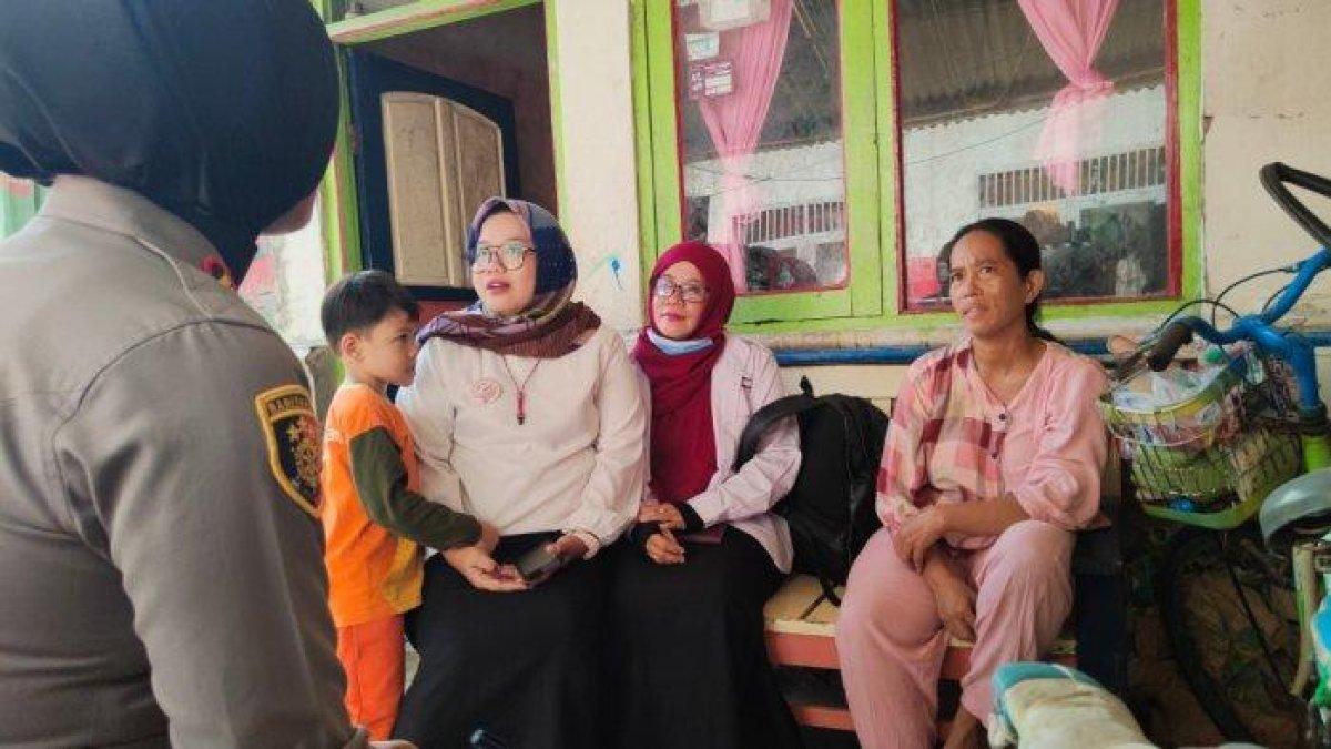 Fatimah (40), ibu dari HA (12) anak SD yang jadi korban bullying di Indramayu