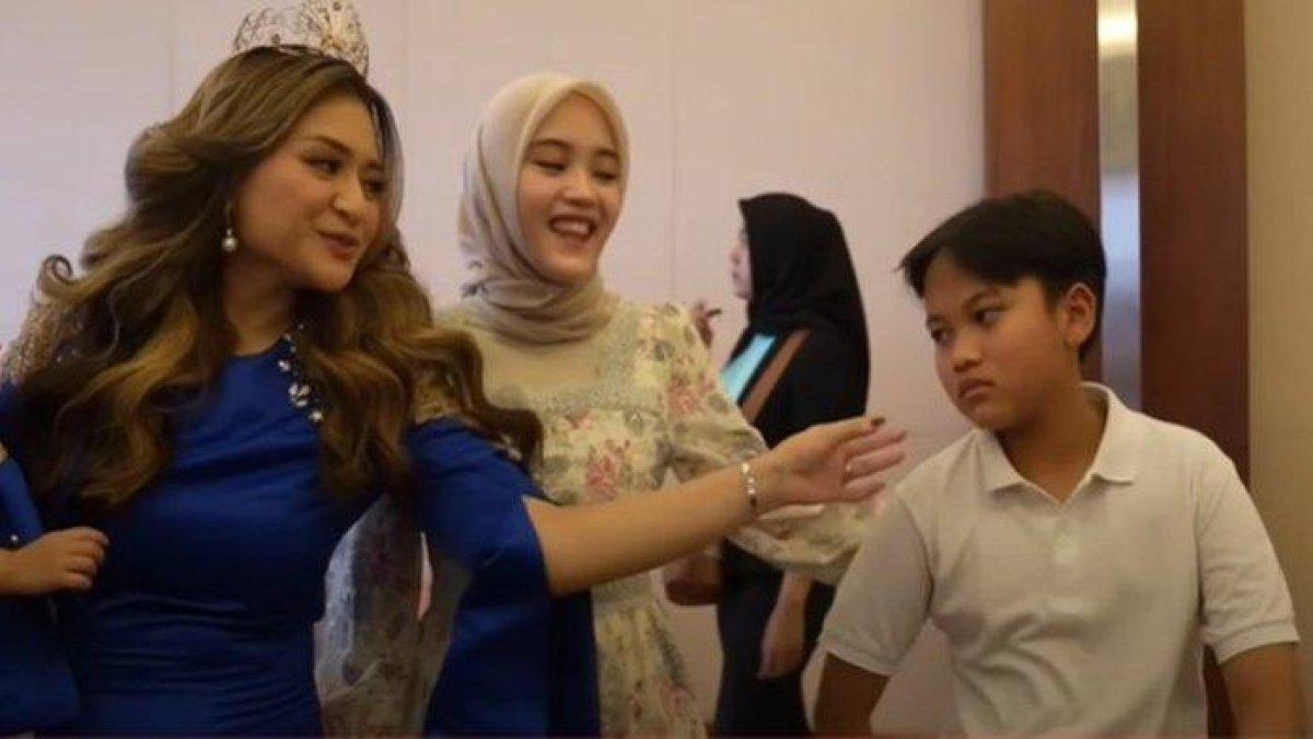Ferdy menghindar saat hendak disentuh Nathalie Holscher