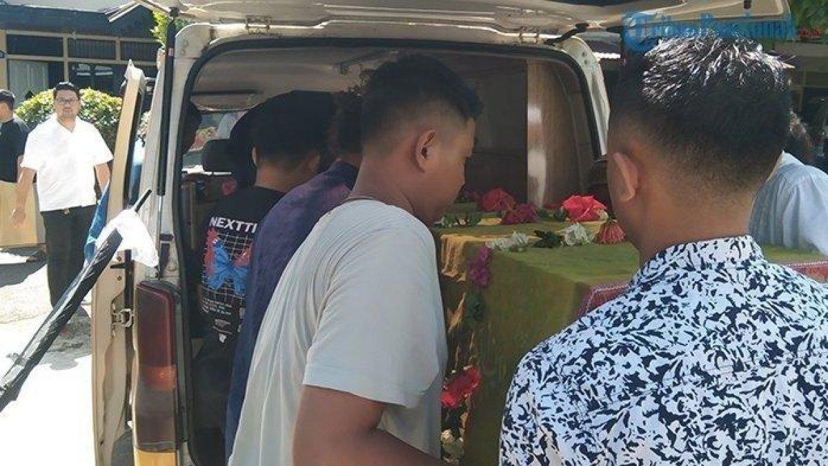 Fhio korban kecelakaan di Jalan Putri Dara Hitam, dimasukan kedalam sebuah mobil ambulance