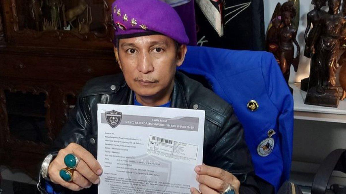 FIRDAUS MINTA MAAF - Potret Firdaus Oiwobo saat Grid.ID temui di kawasan Serpong, Tangerang Selatan, Kamis (13/2/2025) malam. Ia akhirnya minta maaf soal naik meja di persidangan.