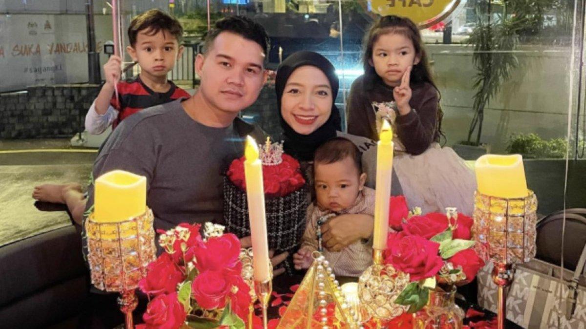 Fizul, Nadya bersama anak-anak mereka.