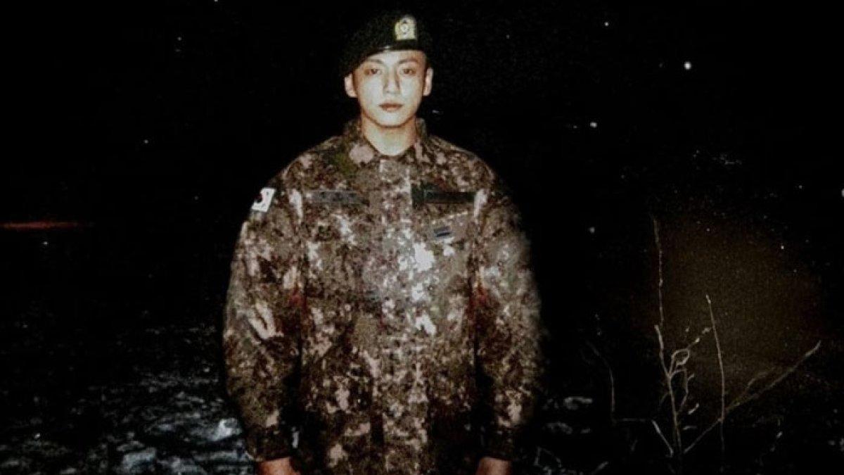 Foto Jungkook BTS pakai seragam militer, bak visual artis
