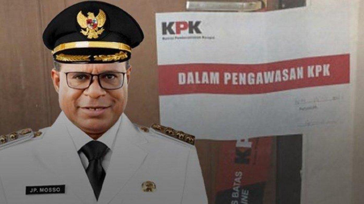 Foto Pj Bupati Sorong Yan Piet Mosso dan kondisi ruangan di kantor Bupati Kabupaten Sorong disegel KPK, Senin (13/11/2023).