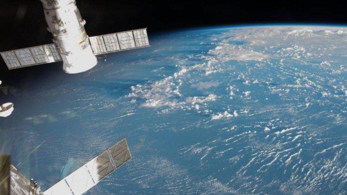 Foto Planet Bumi dari Luar Angkasa