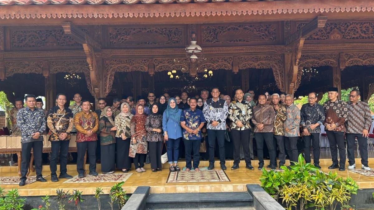 BUPATI HAMENANG ANJANGSANA - Bupati Klaten Hamenang Wajar Ismoyo dan Wabup Klaten Benny Indra Ardhianto bersama jajaran pejabat di lingkungan Pemkab Klaten usai anjangsana ke kediaman Bupati Klaten periode 2005–2015 Sunarna, serta Bupati Klaten periode 2017–2025 Sri Mulyani di Kelurahan Buntalan, Kecamatan Klaten Tengah, Sabtu (26/7/2025).