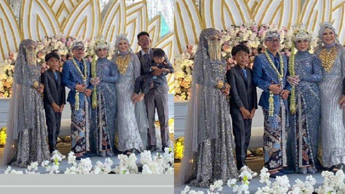 Foto di pelaminan pengantin wanita dengan kakak ipar dan mertuanya